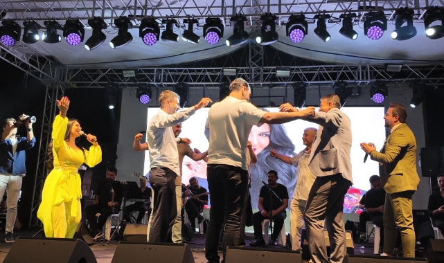 Şarkıcı Ayşe Dinçer, Gediz Tarhana Festivali'nde sahne aldı