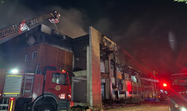 Şehirdeki tüm itfaiye ekiplerinin seferber olduğu fabrika yangını kontrol altında