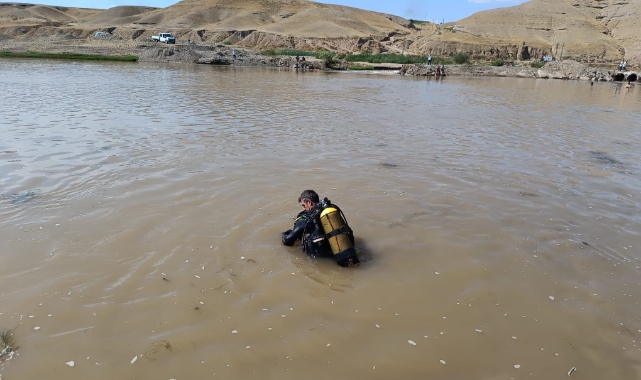 Serinlemek için Dicle Nehri'ne giren çocuk, hayatını kaybetti