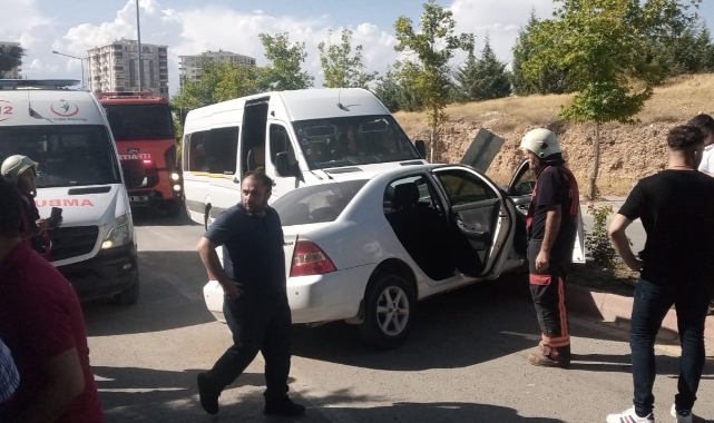 Servis aracı ile otomobil çarpıştı: 5 yaralı