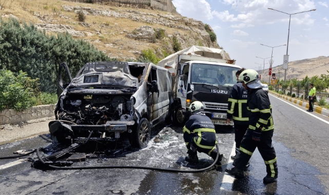 Seyir halindeki ticari araç cayır cayır yandı