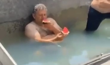 Sıcaktan bunalan işçilerin serinleme yöntemi dikkat çekti!