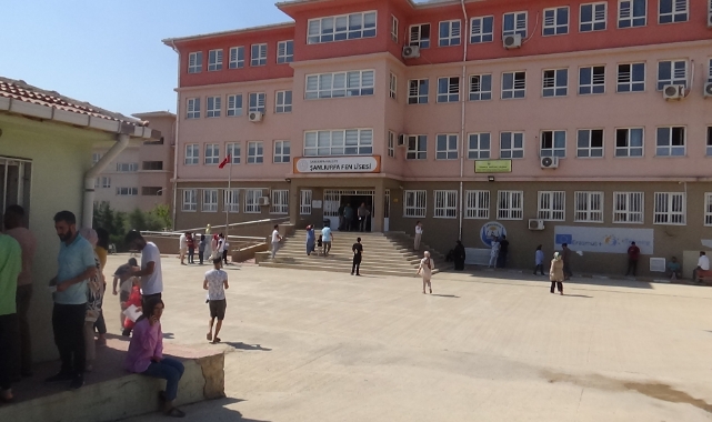 Sınava geç kalan adaylar içeri alınmadı