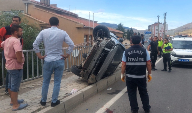 Takla atan araç kaldırımda yürüyen 2 kişiye çarptı