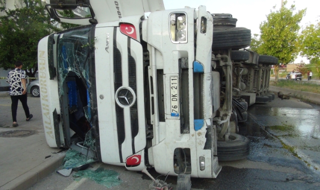 Tekeri patlayan TIR devrildi: 1 yaralı   