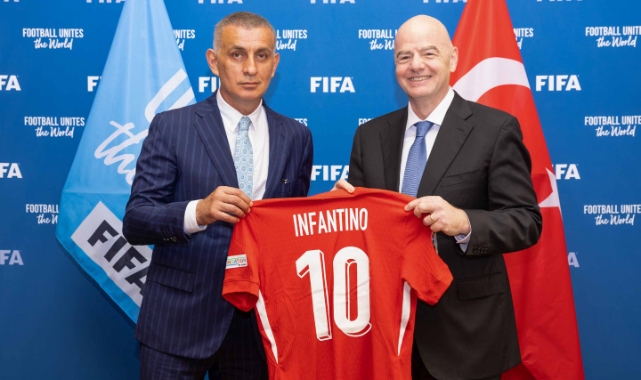 TFF Başkanı Hacıosmanoğlu, Paris'te FIFA Başkanı Infantino ile görüştü!