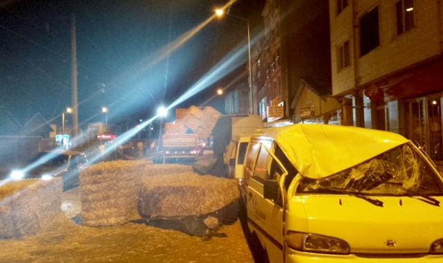 TIR'daki saman balyaları park halındaki araçların üzerine düştü