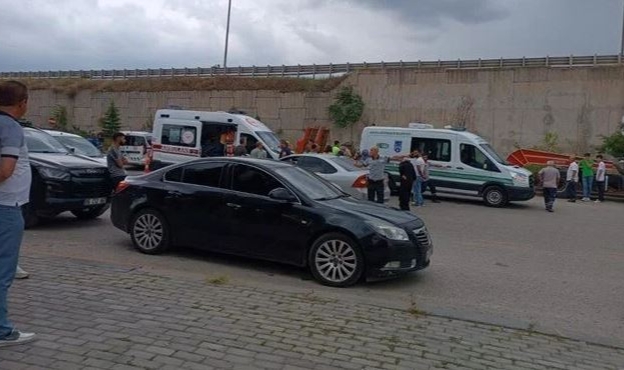 TIR'dan fırlayan lastik can aldı