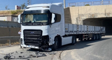 TIR'la otomobil çarpıştı: 6 yaralı