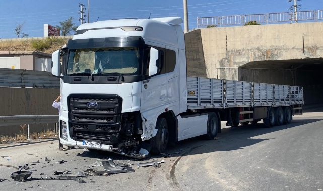 TIR'la otomobil çarpıştı: 6 yaralı