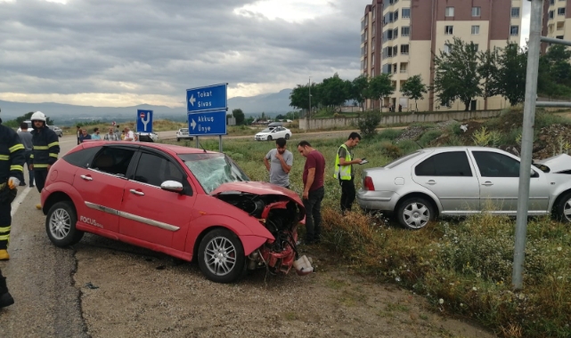 Tokat'ta otomobiller çarpıştı: 3 yaralı