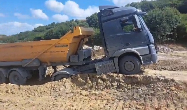 Toprak kaydı! Hafriyat kamyonu asılı kaldı