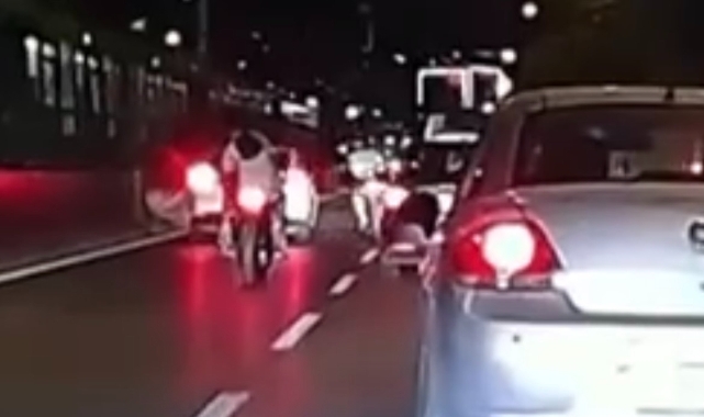 Trafiği tehlikeye soktuğu yetmedi, aracın aynasını kırdı!