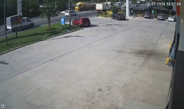 Trafik ışıklarında bekleyen araçları böyle biçti!