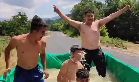 Traktör römorkuna doldurdukları suyla serinlediler