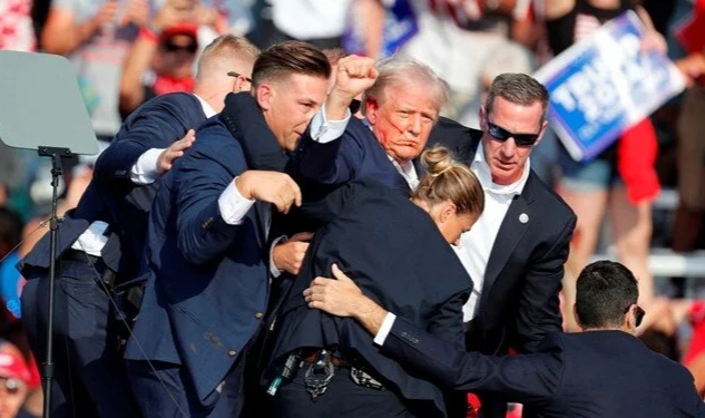 Trump'ın kulağına şarapnel mi isabet etti?