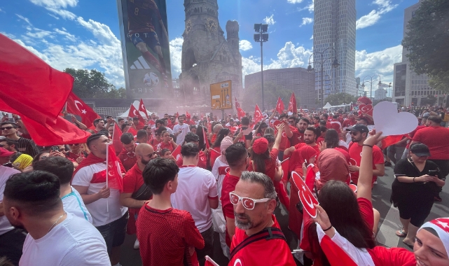 Türk taraftarlar sokakları kırmızı-beyaza boyadı!