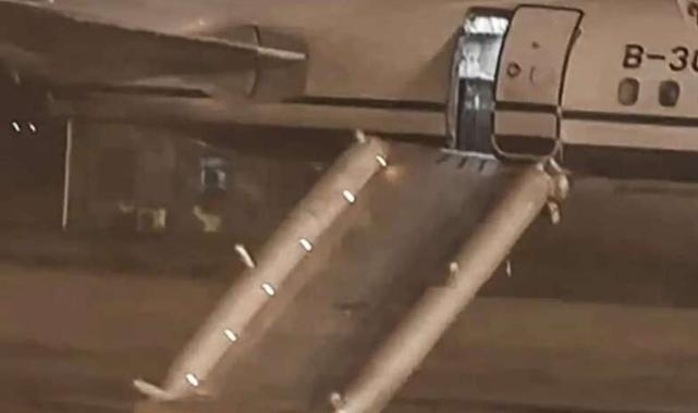 Tuvaleti arayan yolcu, yanlışlıkla tahliye kaydırağını açtı