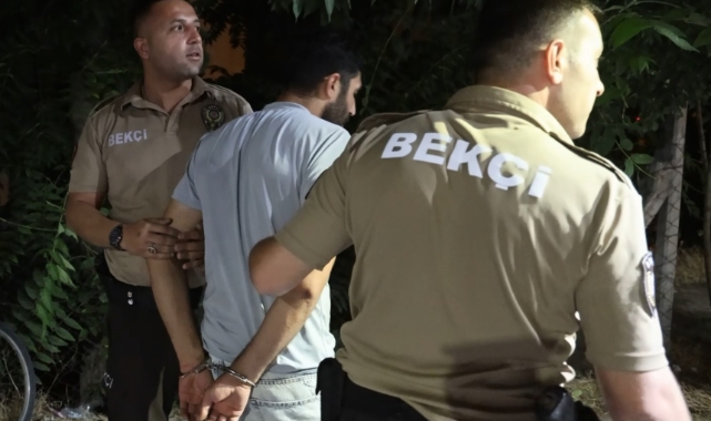 Uygulamada yakalanan aranan şahıs gazeteciyi bekçiye şikayet etti
