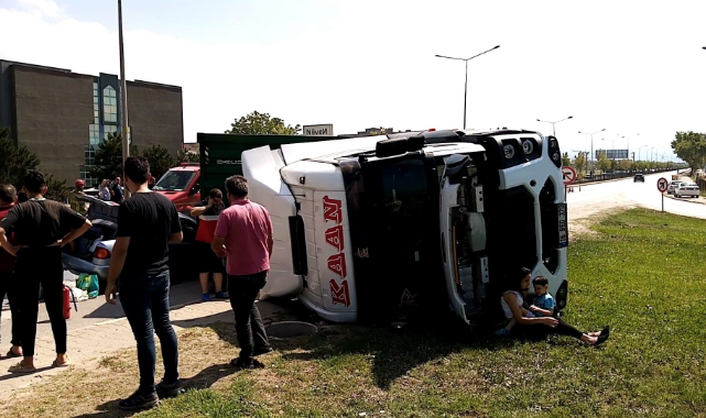 Üzerine TIR devrilen aile ölümden döndü