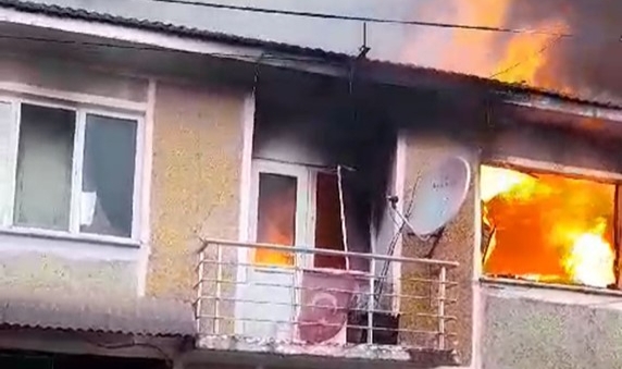 Yangında mahsur kalan yaşlı kadını komşuları kurtardı