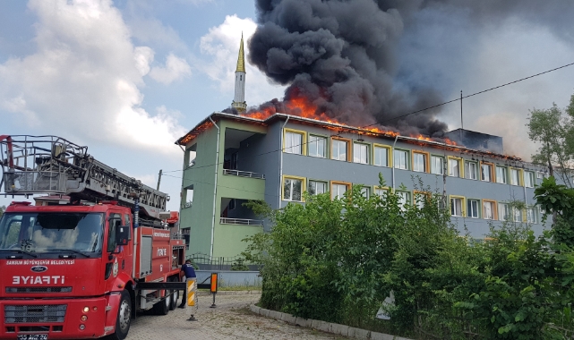 Çatı alevlere teslim oldu! Polis Türk bayrağını yanmaktan kurtardı