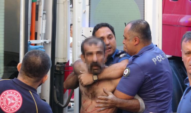 Yaşadığı daireyi ateşe verdi, linçten polis kurtardı!