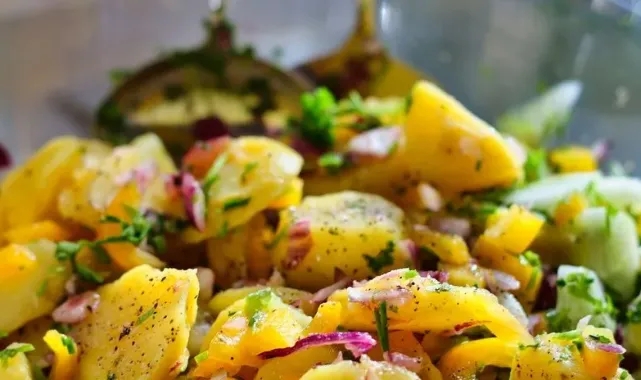 Yaz usulü, hem lezzetli, hem de pratik patates salatası nasıl yapılır?