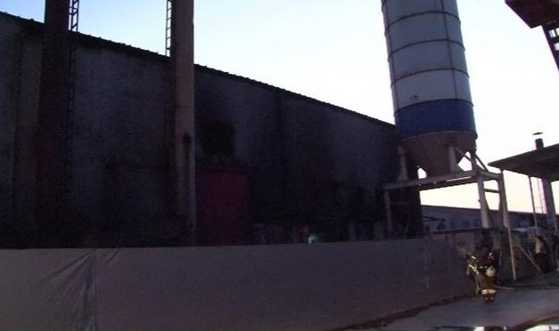 Yem üretim fabrikası küle döndü