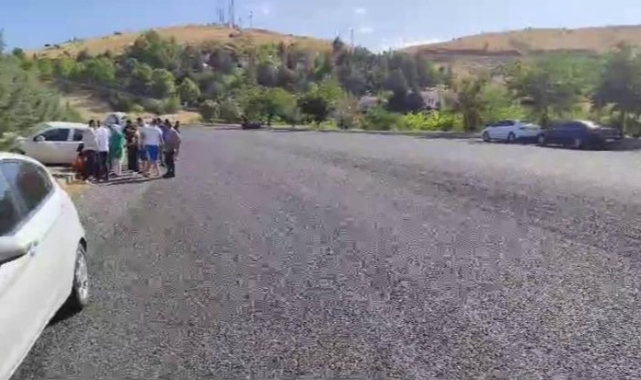 Yola dökülen mıcır kazaya neden oldu!