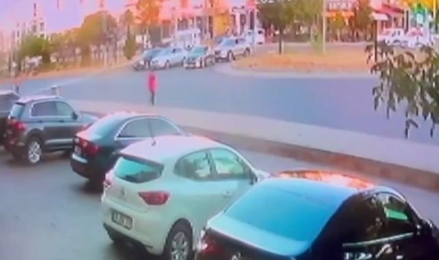 Yolun karşısına geçmeye çalışan çocuğa otomobil çarptı!