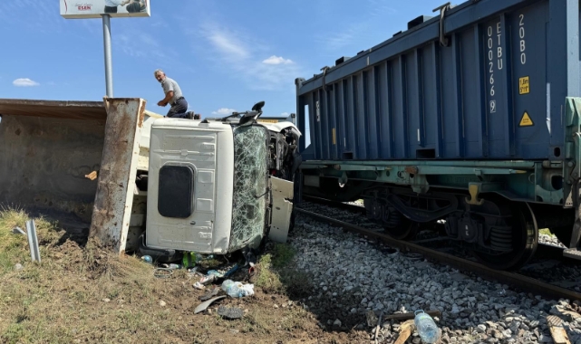 Yük treni ile hafriyat kamyonu çarpıştı: 1 ölü, 3 yaralı