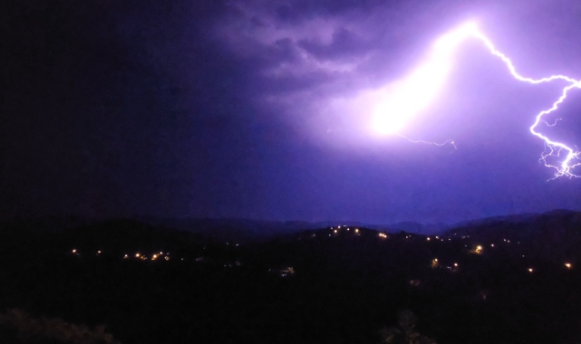 Zonguldak'ta şimşekler geceyi aydınlattı