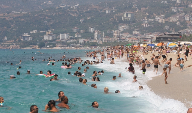 Alanya'da plajlar tıklım tıklım!