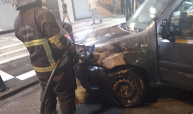 Alev alev yanan otomobile itfayeden müdahale