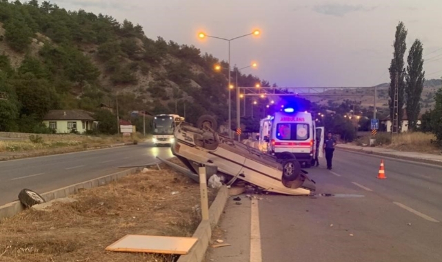 Amasya’da feci kaza! Refüje daldı...