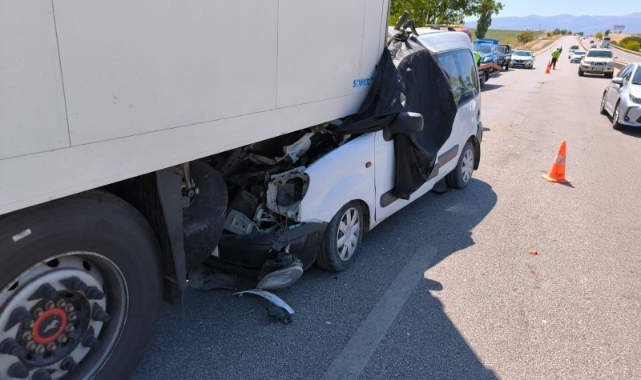 Amasya'da hafif ticari araç TIR'a çarptı