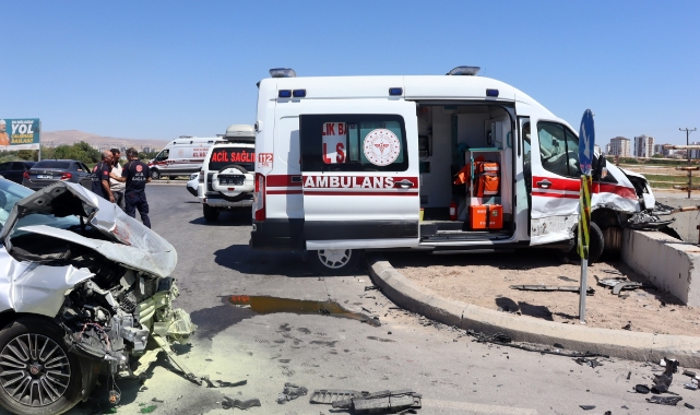 Ambulansla otomobil çarpıştı
