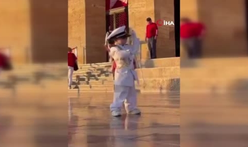 Anıtkabir’de minik askerin tebessüm ettiren saygı nöbeti