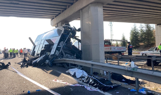 Ankara'da yolcu otobüsü üst geçidin ayağına çarptı! İşte son görüntüsü...