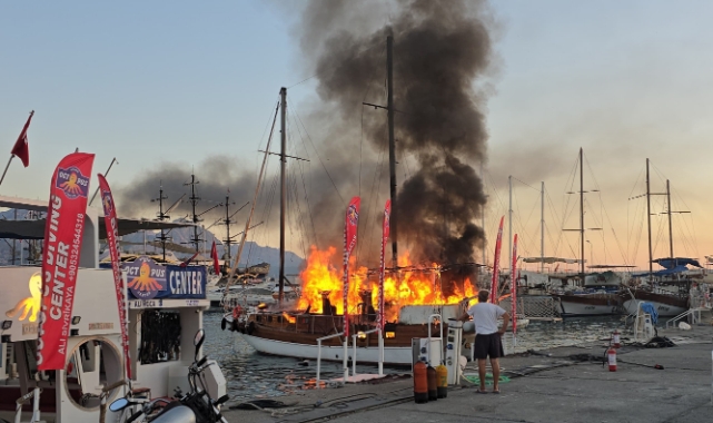 Antalya'da gezi teknesi cayır cayır yandı