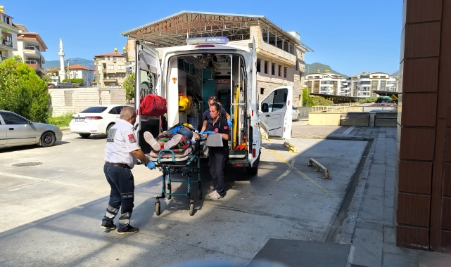 Antalya'da kontrolden çıkan cip uçuruma yuvarlandı: 2 yaralı