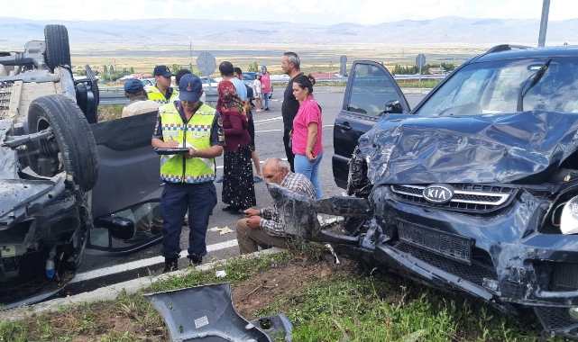Ardahan'da kamyonet ile otomobil çarpıştı