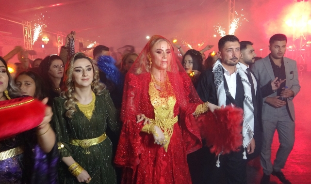 Aşiret düğününde takılan takılar şoke etti!