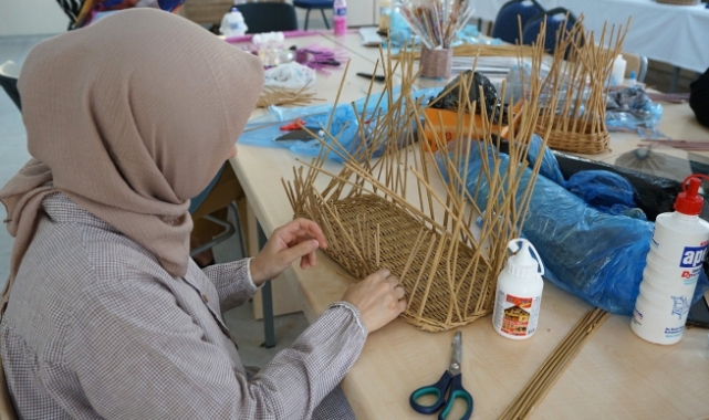 Atık malzemeler kadınların elinde sanat eserine dönüşüyor