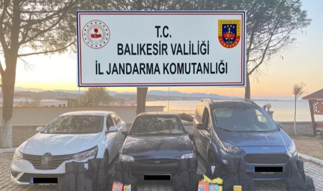 Ayvalık’ta 22 göçmen, 3 organizatör jandarmadan kaçamadı!