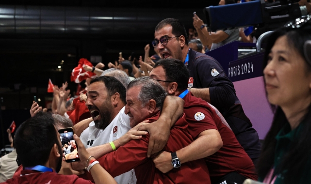 Bakan Bak'ın tribünde yarı final heyecanı!