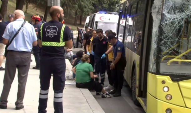 Bakırköy'de alt geçide çarpan TIR vinç yardımıyla kaldırıldı