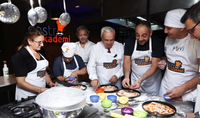 Başkan Özdemir özel çocuklarla pizza yaptı