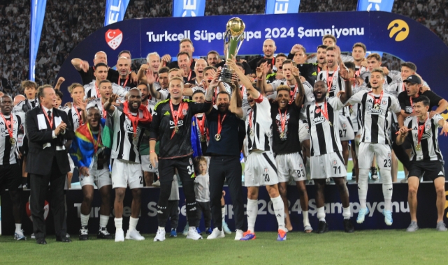 Beşiktaş, Turkcell Süper Kupa'yı düzenlenen törenle aldı